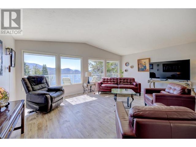 5868 Macgregor Road, House detached with 4 bedrooms, 2 bathrooms and 6 parking in Peachland BC | Image 10