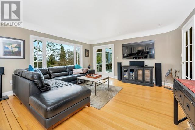 995 Terrace Ave, House detached with 4 bedrooms, 3 bathrooms and 4 parking in Victoria BC | Image 17