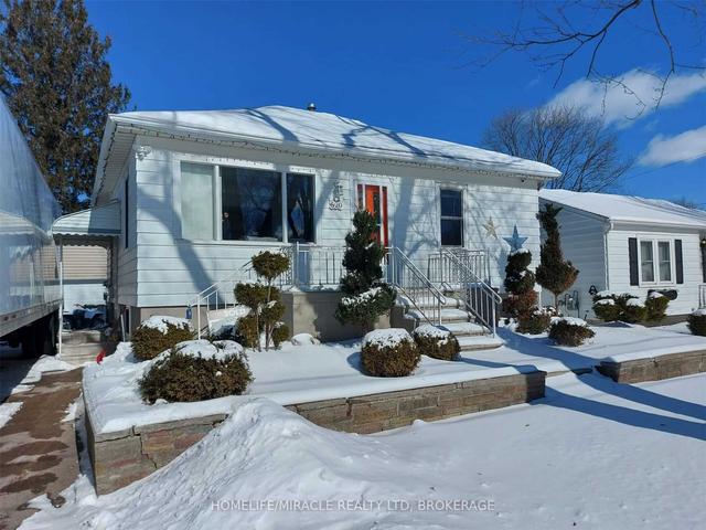 620 Morand St, House detached with 2 bedrooms, 2 bathrooms and 8 parking in Windsor ON | Image 1