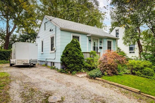 33 Tedder St, House detached with 2 bedrooms, 2 bathrooms and 3 parking in Toronto ON | Image 12