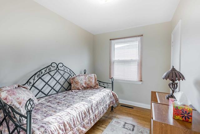 137 Southlawn Ave, House detached with 3 bedrooms, 2 bathrooms and 4 parking in Oshawa ON | Image 3