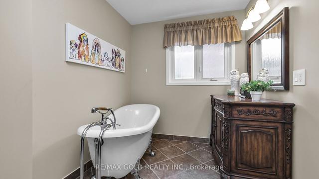 7 Roycrest St, House detached with 3 bedrooms, 2 bathrooms and 7 parking in Brampton ON | Image 2