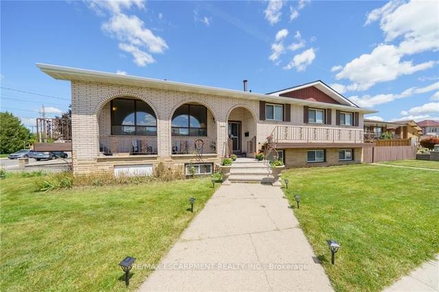 33 Algonquin Crt, House detached with 3 bedrooms, 2 bathrooms and 5 parking in Hamilton ON | Image 1