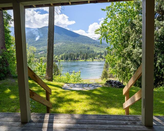7484 Highway 3a, House detached with 4 bedrooms, 3 bathrooms and null parking in Central Kootenay E BC | Image 47