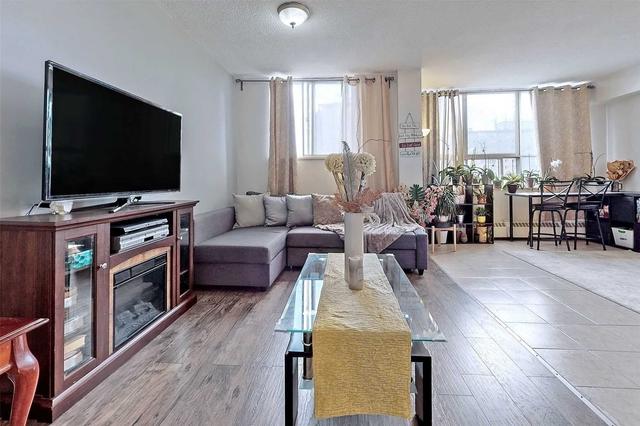 502 - 940 Caledonia Rd, Condo with 3 bedrooms, 1 bathrooms and 1 parking in Toronto ON | Image 3