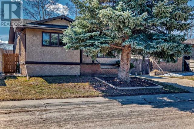 801 10 Avenue Se, House detached with 4 bedrooms, 2 bathrooms and 4 parking in High River AB | Image 3