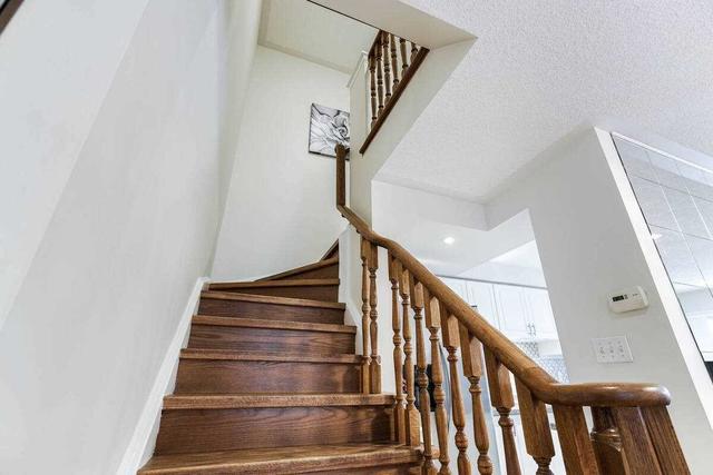 3564 Southwick St, House semidetached with 3 bedrooms, 3 bathrooms and 3 parking in Mississauga ON | Image 10