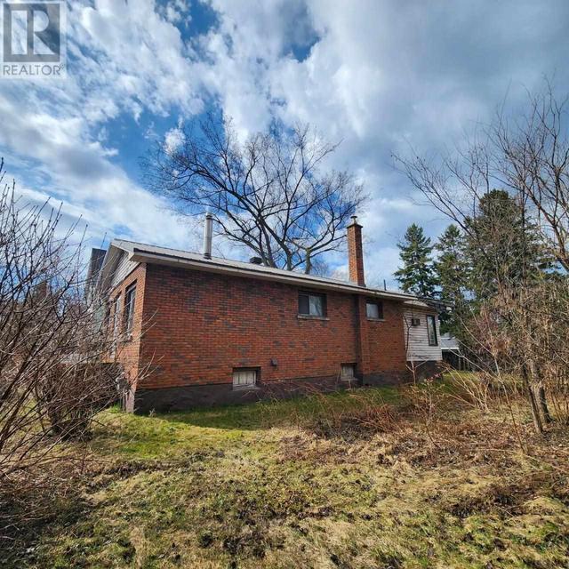 111 Letcher St, House detached with 2 bedrooms, 1 bathrooms and null parking in Sault Ste. Marie ON | Image 3
