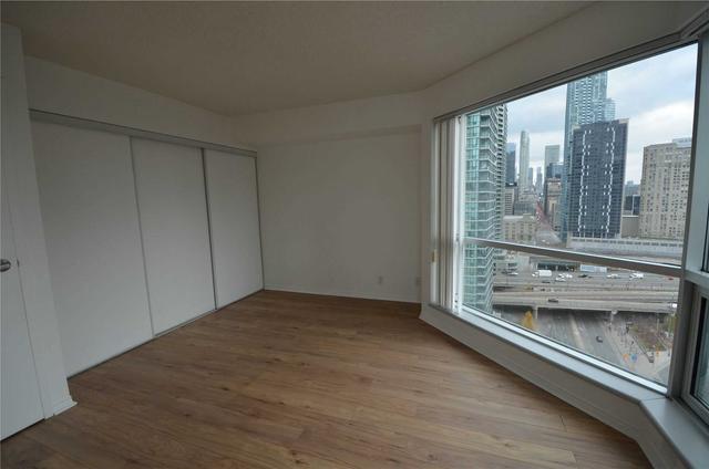 2108 - 10 Yonge St, Condo with 1 bedrooms, 1 bathrooms and 1 parking in Toronto ON | Image 3
