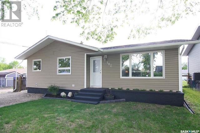 182 Maple Avenue, House detached with 4 bedrooms, 2 bathrooms and null parking in Yorkton SK | Image 1