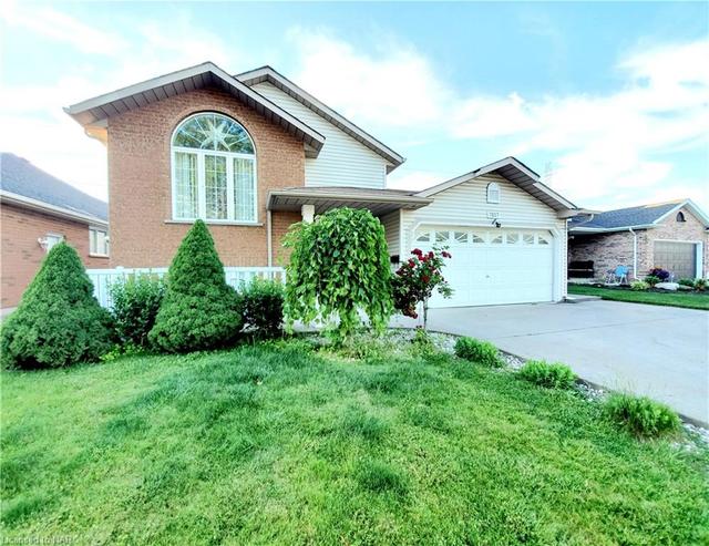 7807 Bishop Avenue, House detached with 4 bedrooms, 2 bathrooms and 6 parking in Niagara Falls ON | Image 2