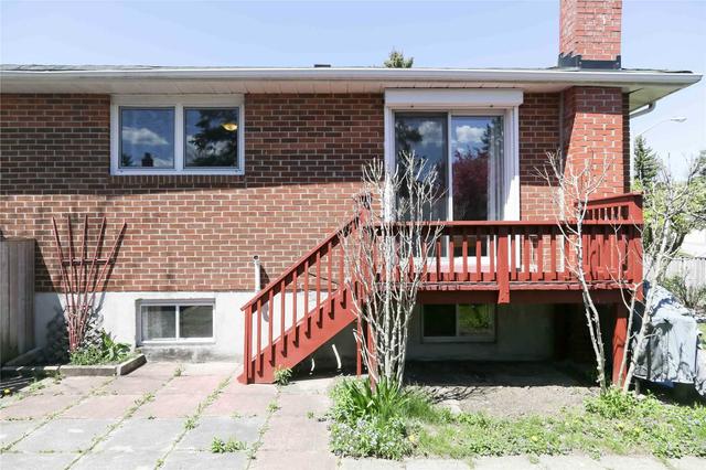 41 La Peer Blvd, House semidetached with 3 bedrooms, 2 bathrooms and 3 parking in Toronto ON | Image 16