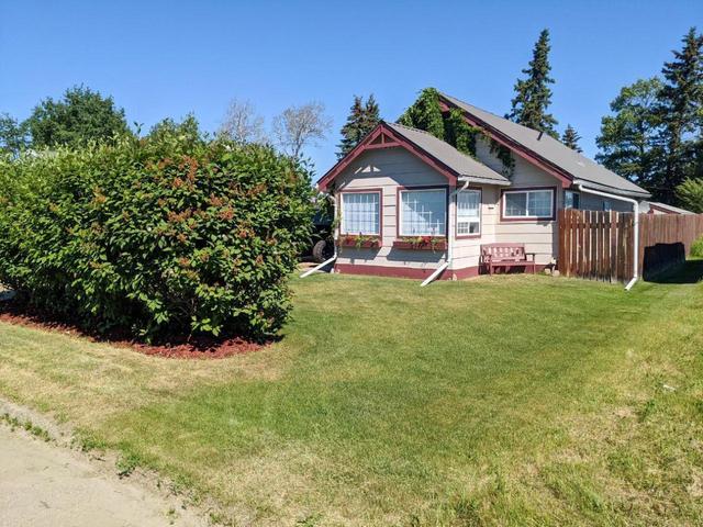 1608 102 Avenue, House detached with 2 bedrooms, 1 bathrooms and 1 parking in Dawson Creek BC | Card Image