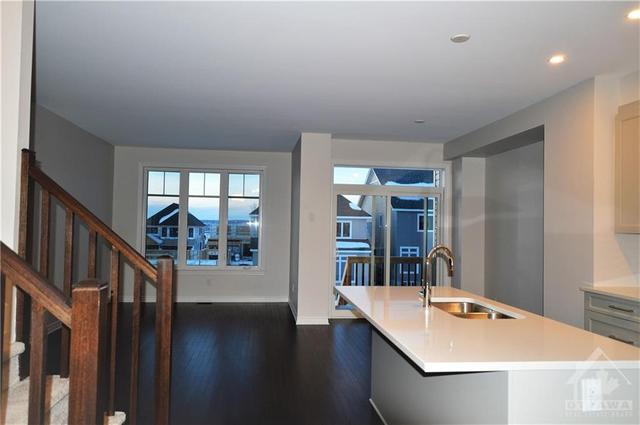 312 Kanashtage Terrace, Townhouse with 3 bedrooms, 3 bathrooms and 2 parking in Ottawa ON | Image 4