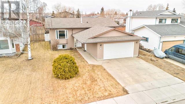 8926 102 Avenue, House detached with 4 bedrooms, 2 bathrooms and 2 parking in Grande Prairie AB | Image 2