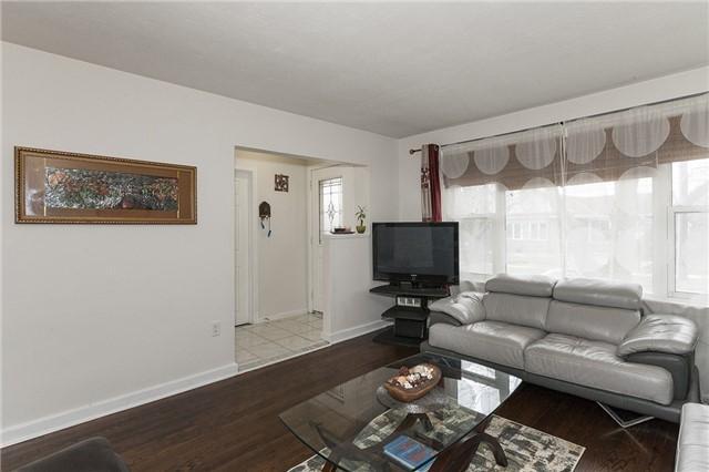 95 Harold St, House detached with 3 bedrooms, 2 bathrooms and 5 parking in Brampton ON | Image 3