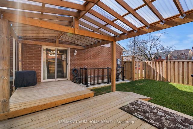 61 West Burton Crt, House attached with 3 bedrooms, 4 bathrooms and 5 parking in Toronto ON | Image 11
