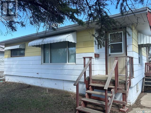 821 Main Street S, House detached with 2 bedrooms, 1 bathrooms and null parking in Moose Jaw SK | Image 2