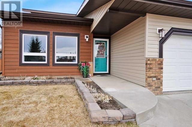 6016 67 Avenue, House detached with 4 bedrooms, 3 bathrooms and 2 parking in Rocky Mountain House AB | Image 2