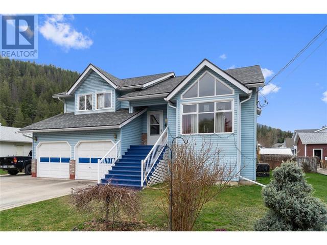 821 Cottonwood Avenue, House detached with 4 bedrooms, 3 bathrooms and 2 parking in Sicamous BC | Image 1