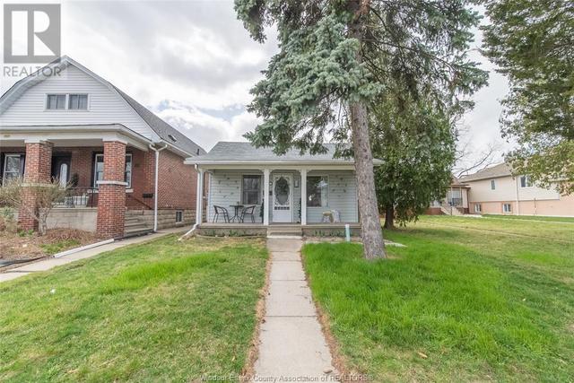 1743 Langlois Avenue, House attached with 3 bedrooms, 2 bathrooms and null parking in Windsor ON | Image 3