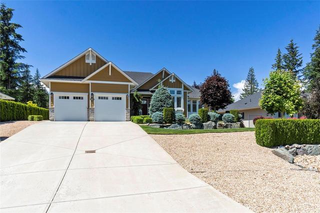 2734 Golf Course Drive, House detached with 3 bedrooms, 2 bathrooms and 6 parking in Columbia Shuswap C BC | Card Image