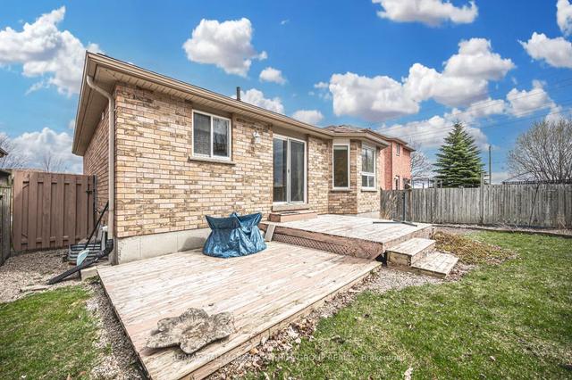 19 Quinlan Rd, House detached with 2 bedrooms, 2 bathrooms and 5 parking in Barrie ON | Image 3