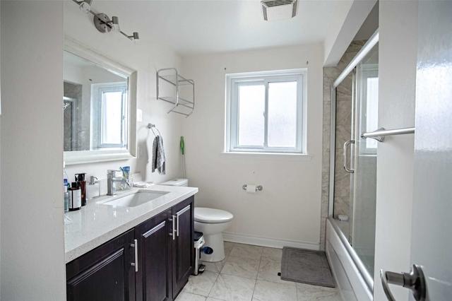 123 Chartland Blvd S, House detached with 4 bedrooms, 3 bathrooms and 5 parking in Toronto ON | Image 2