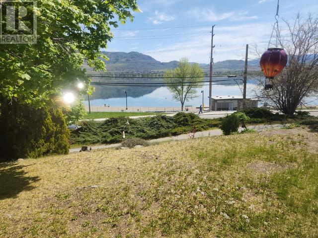 6406 89th Street, House detached with 3 bedrooms, 1 bathrooms and 2 parking in Osoyoos BC | Image 2