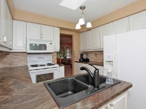 837 Lochness Cres, House detached with 3 bedrooms, 3 bathrooms and 4 parking in Oshawa ON | Image 2