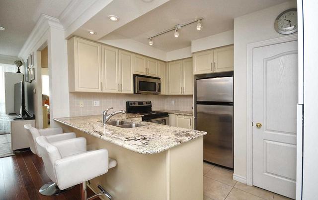1401 - 88 Promenade Circ, Condo with 2 bedrooms, 2 bathrooms and 1 parking in Vaughan ON | Image 2