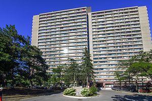 711 - 100 Leeward Glwy, Condo with 2 bedrooms, 1 bathrooms and 1 parking in Toronto ON | Image 2