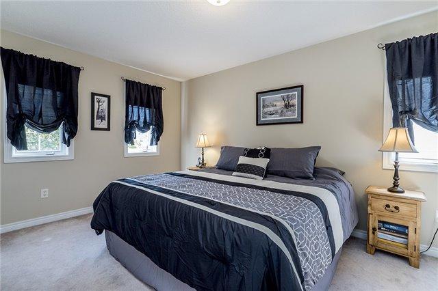 70 Heritage Crt, House detached with 3 bedrooms, 2 bathrooms and 2 parking in Barrie ON | Image 6