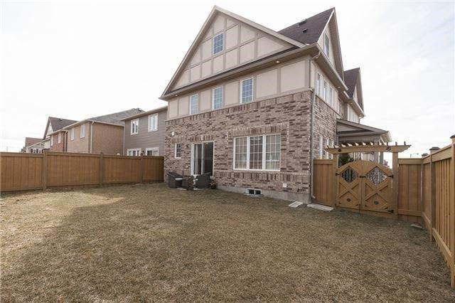 1001 Farmstead Dr, House detached with 4 bedrooms, 3 bathrooms and 4 parking in Milton ON | Image 2