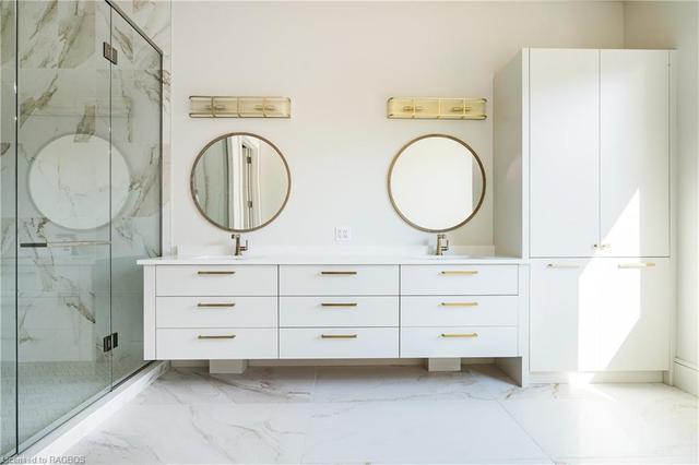 En-Suite double sink | Image 13