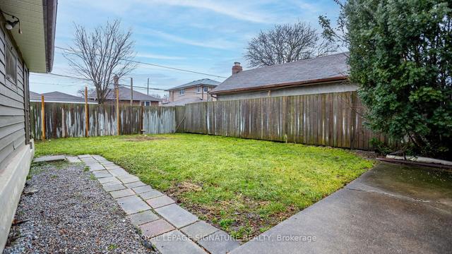 203 Cromwell Ave, House detached with 3 bedrooms, 2 bathrooms and 4 parking in Oshawa ON | Image 9