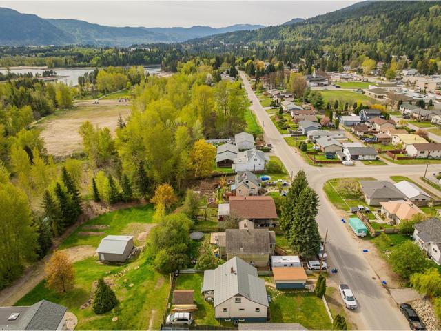 555 5th Ave, House detached with 6 bedrooms, 3 bathrooms and 4 parking in Castlegar BC | Image 10