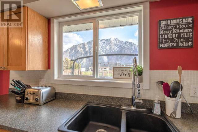 501 3rd Avenue, House detached with 4 bedrooms, 2 bathrooms and null parking in Keremeos BC | Image 7
