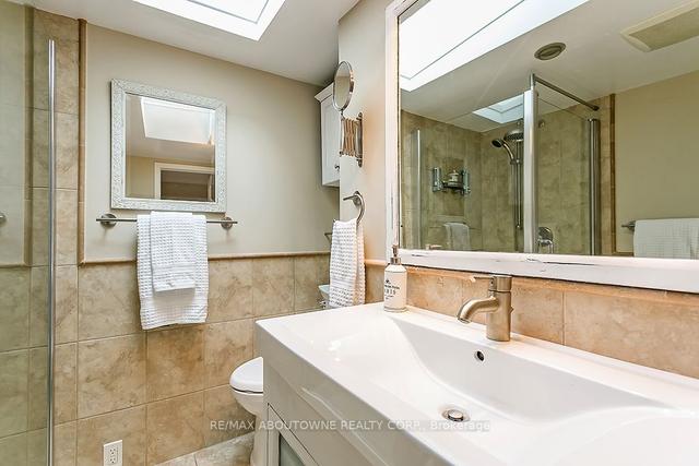 411 Trafalgar Rd, House detached with 2 bedrooms, 3 bathrooms and 3 parking in Oakville ON | Image 8