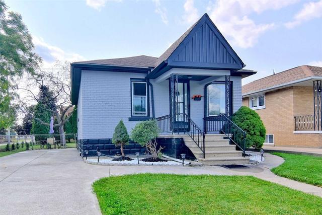 1391 Janette Ave, House detached with 2 bedrooms, 2 bathrooms and 3 parking in Windsor ON | Card Image
