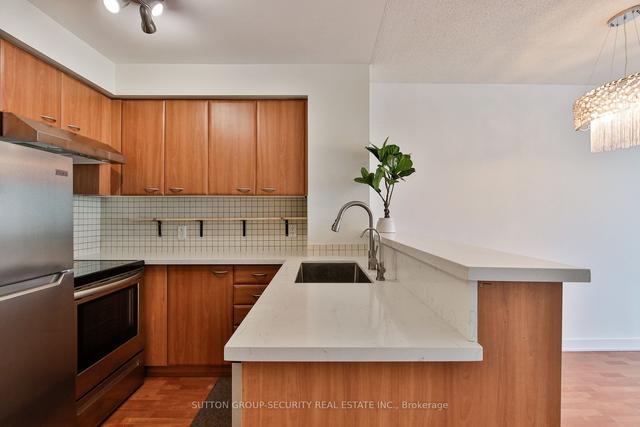2003 - 36 Lee Centre Dr, Condo with 2 bedrooms, 1 bathrooms and 1 parking in Toronto ON | Image 4