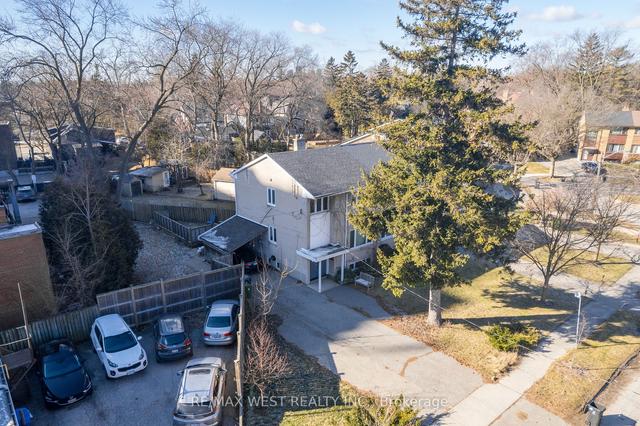 2 Cabot Crt, House semidetached with 3 bedrooms, 2 bathrooms and 7 parking in Toronto ON | Image 7
