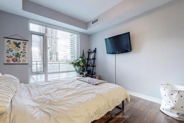 2411 - 21 Widmer St, Condo with 2 bedrooms, 2 bathrooms and 1 parking in Toronto ON | Image 10