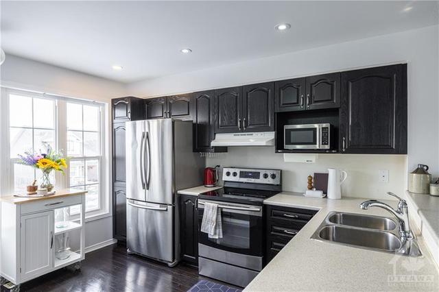 935 Eastboro Avenue, Townhouse with 2 bedrooms, 2 bathrooms and 3 parking in Ottawa ON | Image 4
