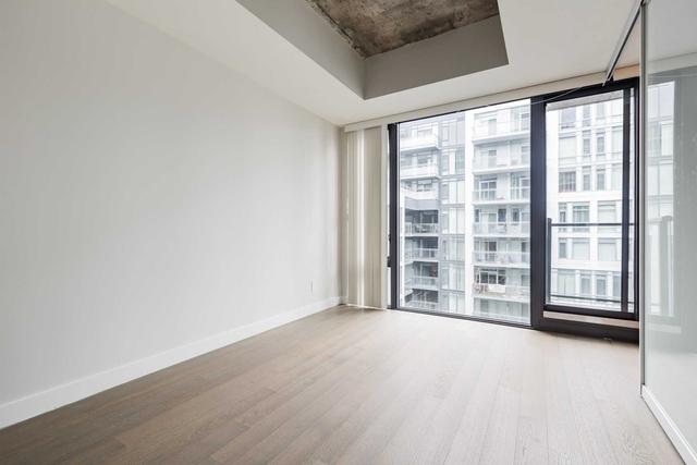 1010 - 111 Bathurst St, Condo with 2 bedrooms, 1 bathrooms and 1 parking in Toronto ON | Image 4