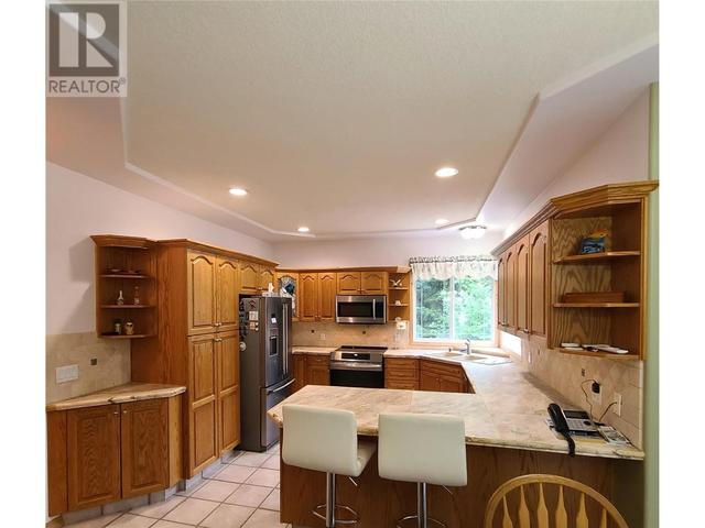 2588 Glenmount Place, House detached with 4 bedrooms, 4 bathrooms and 2 parking in Columbia Shuswap C BC | Image 12