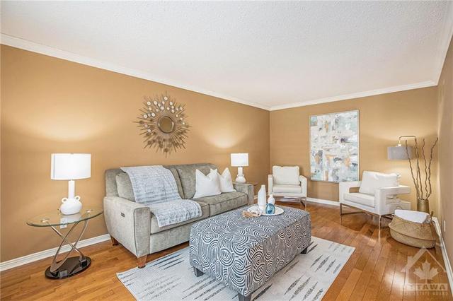 854 Aaron Avenue, House detached with 4 bedrooms, 3 bathrooms and 6 parking in Ottawa ON | Image 3