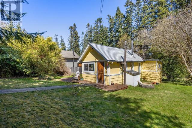 6148 Aldergrove Dr, House detached with 1 bedrooms, 1 bathrooms and null parking in Comox Valley B (Lazo North) BC | Image 3