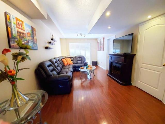 3321 Southwick St, House attached with 3 bedrooms, 3 bathrooms and 3 parking in Mississauga ON | Image 4