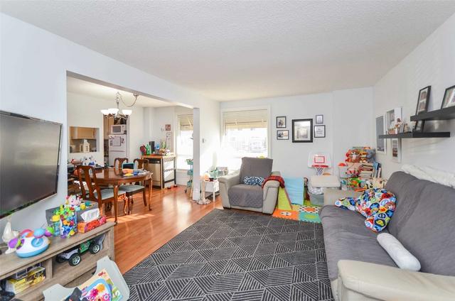 11 Hillgate Dr, House detached with 3 bedrooms, 2 bathrooms and 2 parking in Brampton ON | Image 3